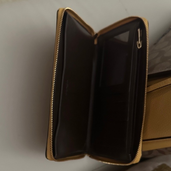 Coach Tan and Brown Signature Shoulder Bag/Crossbody with matching wallet - Picture 5 of 14